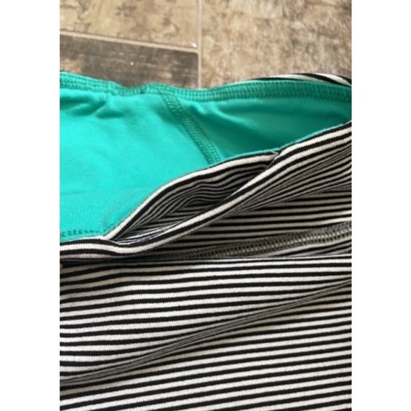 Black & White Striped Capri Workout Athletic Leggings American Eagle size S - Picture 5 of 7